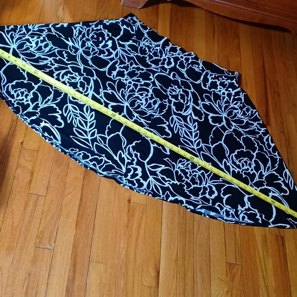 🌟 Worthington Black with White Outlined Flowers - Picture 10 of 12